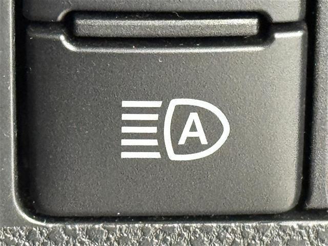 【アダプティブドライビングビーム（ＡＤＢ）】先行車や対向車、街路灯などの明るさを判定し、常にハイビームの状態でも、照射される部分を自動制御で遮光してくれます！