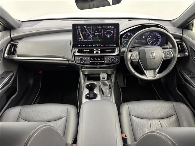 クラウンハイブリッド ＲＳ　リミテッドＩＩ　純正ＤＡ　ＥＴＣ２．０　全方位カメラ　レーダークルーズコントロール　衝突被害軽減システム　レーンキープ　コーナーセンサー　シートヒーター／クーラー　ステアリングヒーター　パワーシート　パワーバックドア（2枚目）