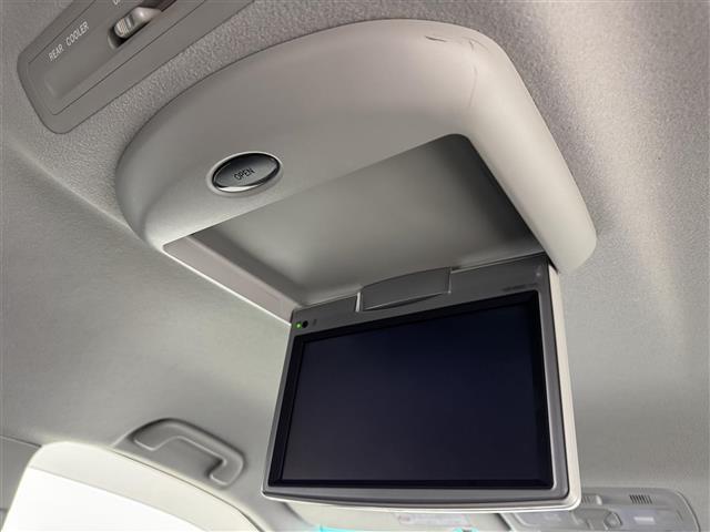 【後席モニター（フリップダウンモニター）】後部座席からも、ＤＶＤや映画、ライブ映像、ＹｏｕＴｕｂｅ動画など様々な動画が楽しめ、ドライブが退屈しません！