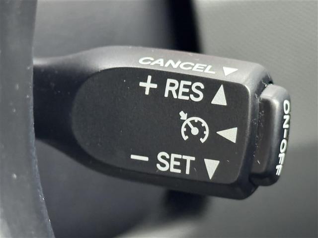 【クルーズコントロール】高速道路や自動車専用道路を走行中にドライバーが設定した速度で、アクセルペダルを踏まなくても、一定の車速で走行してくれます！