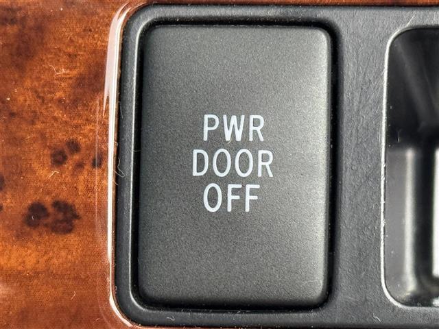 【両側パワースライドドア】小さなお子さまでもボタン一つで乗り降りラクラクです！両手に荷物を抱えている状態でもボタンを押せば自動で開閉するので、お買い物やお出かけの際にはとっても重宝します！