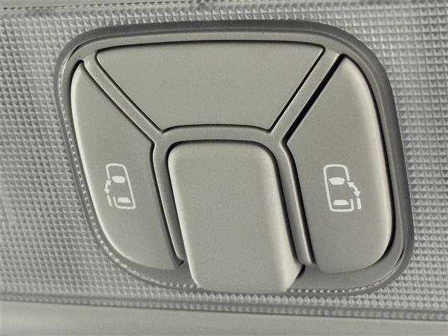 【両側パワースライドドア】小さなお子さまでもボタン一つで乗り降りラクラクです！両手に荷物を抱えている状態でもボタンを押せば自動で開閉するので、お買い物やお出かけの際にはとっても重宝します！