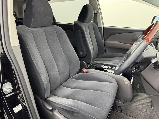 【運転席】座り心地が良いシートなので長時間の運転でも快適にお過ごしいただけます。新品のフロアマットのご注文も可能です。掲載箇所以外にご希望の写真がございましたらお気軽にお問い合わせ下さい。