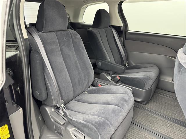 【後部座席】後席もゆったりドライブを楽しめます。ガリバーでご購入いただきましたら、内外装はプロこだわりのクリーニングで清潔なおクルマでご納車させていただきます！店舗での現車確認も承っています！
