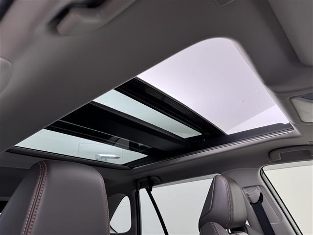 ＲＡＶ４ アドベンチャー　サンルーフ　純正１０．５型ＤＡナビ　バックカメラ　デジタルルームミラー　トヨタセーフティセンス　アクセル踏み間違い防止　ＢＳＭ　シートベンチレーション／ヒーター　ステアリングヒーター　パワーバックドア（3枚目）