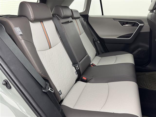 ＲＡＶ４ アドベンチャー　サンルーフ　純正１０．５型ＤＡナビ　バックカメラ　デジタルルームミラー　トヨタセーフティセンス　アクセル踏み間違い防止　ＢＳＭ　シートベンチレーション／ヒーター　ステアリングヒーター　パワーバックドア（15枚目）