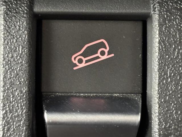 ジムニーシエラ ＪＣ　純正ナビ　４ＷＤ　バックカメラ　衝突軽減被害システム　クルーズコントロール　レーンキープ　ダウンヒルアシスト　ＢＳＭ　アイドリングストップ　横滑り防止　シートヒーター　背面タイヤ　純正１５インチＡＷ（9枚目）