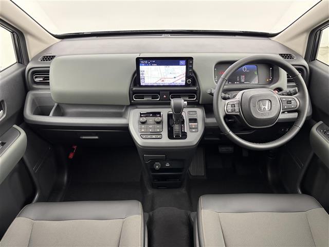 フリード ｅ：ＨＥＶクロスター　登録済未使用車　純正９型ナビ／フルセグＴＶ／ＢＴ　両側パワースライドドア　バックカメラ　レーダークルーズコントロール　ＢＳＭ　衝突軽減被害システム　レーンキープ　コーナーセンサー　シートヒーター（2枚目）