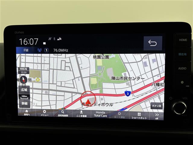 フリード ｅ：ＨＥＶクロスター　登録済未使用車　純正９型ナビ／フルセグＴＶ／ＢＴ　両側パワースライドドア　バックカメラ　レーダークルーズコントロール　ＢＳＭ　衝突軽減被害システム　レーンキープ　コーナーセンサー　シートヒーター（3枚目）