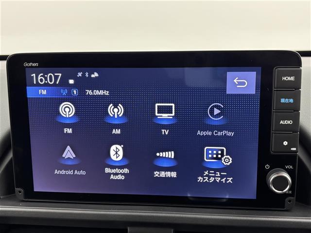 フリード ｅ：ＨＥＶクロスター　登録済未使用車　純正９型ナビ／フルセグＴＶ／ＢＴ　両側パワースライドドア　バックカメラ　レーダークルーズコントロール　ＢＳＭ　衝突軽減被害システム　レーンキープ　コーナーセンサー　シートヒーター（4枚目）