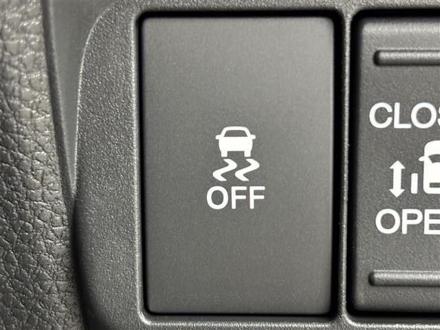 フリード ｅ：ＨＥＶクロスター　登録済未使用車　純正９型ナビ／フルセグＴＶ／ＢＴ　両側パワースライドドア　バックカメラ　レーダークルーズコントロール　ＢＳＭ　衝突軽減被害システム　レーンキープ　コーナーセンサー　シートヒーター（10枚目）