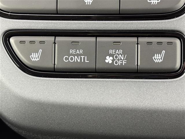 フリード ｅ：ＨＥＶクロスター　登録済未使用車　純正９型ナビ／フルセグＴＶ／ＢＴ　両側パワースライドドア　バックカメラ　レーダークルーズコントロール　ＢＳＭ　衝突軽減被害システム　レーンキープ　コーナーセンサー　シートヒーター（11枚目）