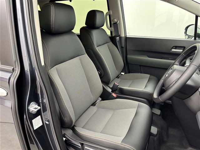 フリード ｅ：ＨＥＶクロスター　登録済未使用車　純正９型ナビ／フルセグＴＶ／ＢＴ　両側パワースライドドア　バックカメラ　レーダークルーズコントロール　ＢＳＭ　衝突軽減被害システム　レーンキープ　コーナーセンサー　シートヒーター（14枚目）