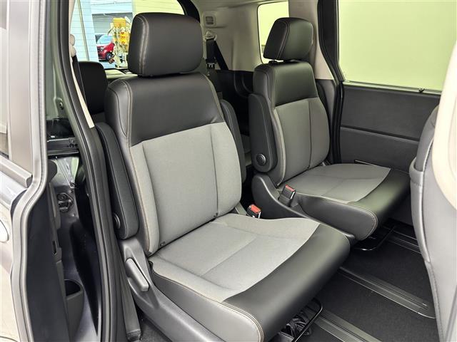 フリード ｅ：ＨＥＶクロスター　登録済未使用車　純正９型ナビ／フルセグＴＶ／ＢＴ　両側パワースライドドア　バックカメラ　レーダークルーズコントロール　ＢＳＭ　衝突軽減被害システム　レーンキープ　コーナーセンサー　シートヒーター（15枚目）