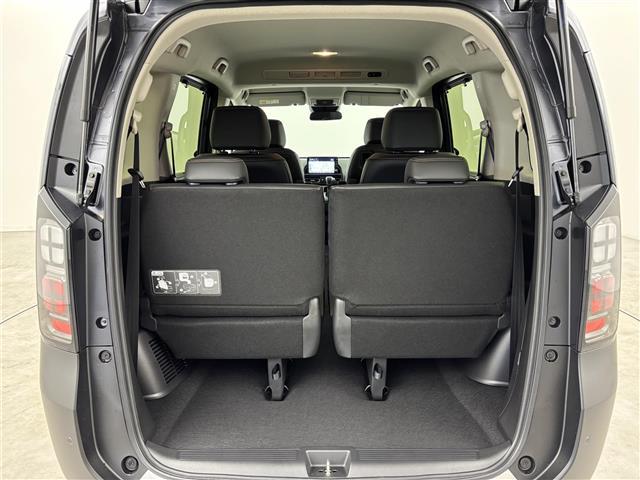 フリード ｅ：ＨＥＶクロスター　登録済未使用車　純正９型ナビ／フルセグＴＶ／ＢＴ　両側パワースライドドア　バックカメラ　レーダークルーズコントロール　ＢＳＭ　衝突軽減被害システム　レーンキープ　コーナーセンサー　シートヒーター（16枚目）