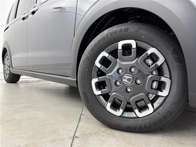 フリード ｅ：ＨＥＶクロスター　登録済未使用車　純正９型ナビ／フルセグＴＶ／ＢＴ　両側パワースライドドア　バックカメラ　レーダークルーズコントロール　ＢＳＭ　衝突軽減被害システム　レーンキープ　コーナーセンサー　シートヒーター（18枚目）