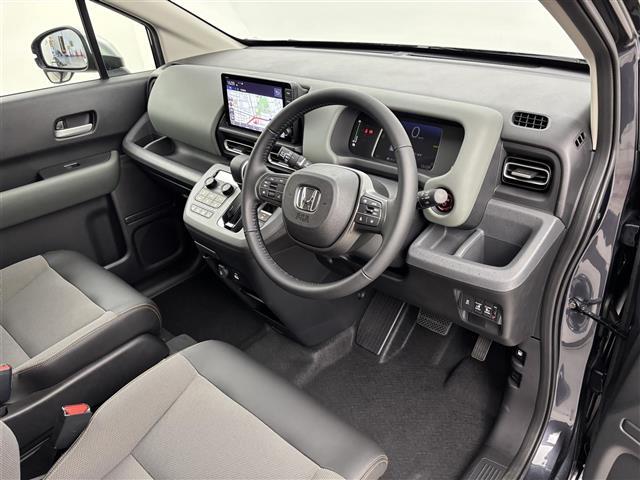 フリード ｅ：ＨＥＶクロスター　登録済未使用車　純正９型ナビ／フルセグＴＶ／ＢＴ　両側パワースライドドア　バックカメラ　レーダークルーズコントロール　ＢＳＭ　衝突軽減被害システム　レーンキープ　コーナーセンサー　シートヒーター（22枚目）