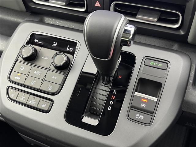 フリード ｅ：ＨＥＶクロスター　登録済未使用車　純正９型ナビ／フルセグＴＶ／ＢＴ　両側パワースライドドア　バックカメラ　レーダークルーズコントロール　ＢＳＭ　衝突軽減被害システム　レーンキープ　コーナーセンサー　シートヒーター（29枚目）