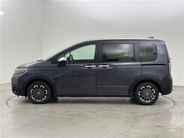 フリード ｅ：ＨＥＶクロスター　登録済未使用車　純正９型ナビ／フルセグＴＶ／ＢＴ　両側パワースライドドア　バックカメラ　レーダークルーズコントロール　ＢＳＭ　衝突軽減被害システム　レーンキープ　コーナーセンサー　シートヒーター（36枚目）