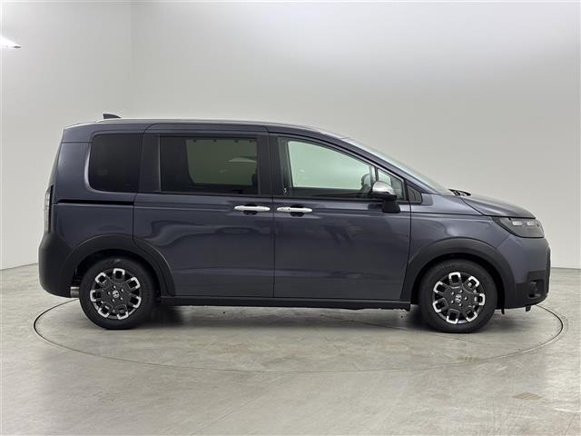 フリード ｅ：ＨＥＶクロスター　登録済未使用車　純正９型ナビ／フルセグＴＶ／ＢＴ　両側パワースライドドア　バックカメラ　レーダークルーズコントロール　ＢＳＭ　衝突軽減被害システム　レーンキープ　コーナーセンサー　シートヒーター（37枚目）