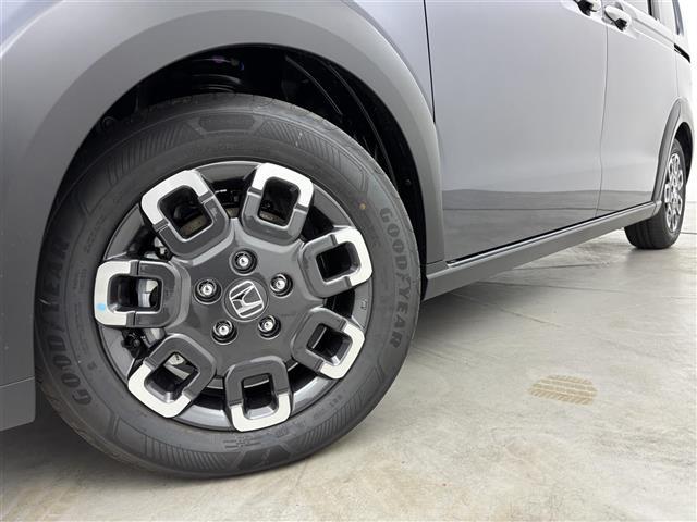 フリード ｅ：ＨＥＶクロスター　登録済未使用車　純正９型ナビ／フルセグＴＶ／ＢＴ　両側パワースライドドア　バックカメラ　レーダークルーズコントロール　ＢＳＭ　衝突軽減被害システム　レーンキープ　コーナーセンサー　シートヒーター（41枚目）