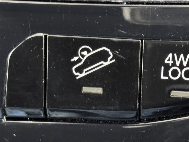 ジープ・コマンダー リミテッド 純正ナビ/フルセグTV 全方位カメラ ETC2.0 レーダークルコン コーナーセンサー 衝突軽減 レーンキープ ブラインドスポットモニター パーキングアシスト ヒルディセントコントロール 本革シート(7枚目)