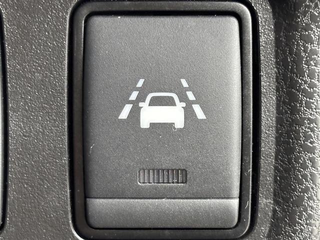 ノート ｅ－パワー　Ｘ　社外ナビ　バックカメラ　ＥＴＣ　前方ドライブレコーダー　エマージェンシーブレーキ　車線逸脱防止支援システム　横滑り防止装置　車両接近通報装置　プッシュスタート　電動格納式ドアミラー　純正フロアマット（9枚目）