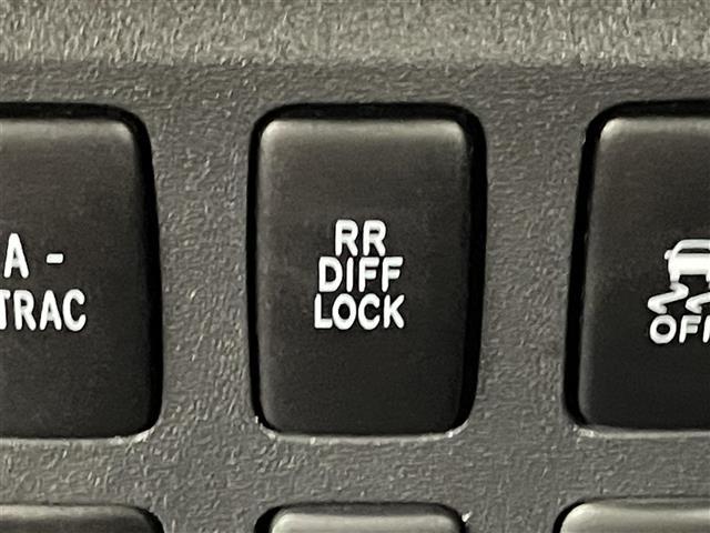 ＦＪクルーザー カラーパッケージ　アルパインナビ／フルセグＴＶ　バックカメラ　ＥＴＣ　クルーズコントロール　コーナーセンサー　リアデフロック　ウインドシールドデアイサー　横滑り防止装置　電動格納式ドアミラー　ＴＲＤアルミホイール（9枚目）