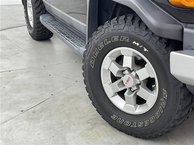 ＦＪクルーザー カラーパッケージ　アルパインナビ／フルセグＴＶ　バックカメラ　ＥＴＣ　クルーズコントロール　コーナーセンサー　リアデフロック　ウインドシールドデアイサー　横滑り防止装置　電動格納式ドアミラー　ＴＲＤアルミホイール（18枚目）