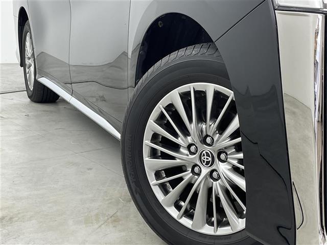 ヴェルファイアハイブリッド ゴールデンアイズＩＩＩ　後席モニター　純正９型ＤＡ　バックカメラ　デジタルルームミラー　ＥＴＣ　トヨタセーフティセンス　アクセル踏み間違い防止　ＢＳＭ　両側電動スライドドア　パワーバックドア　ヒッチメンバー　３眼ＬＥＤライト（18枚目）