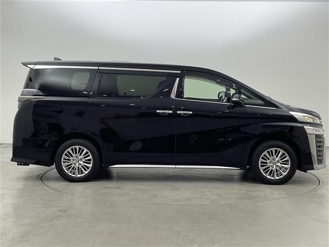 ヴェルファイアハイブリッド ゴールデンアイズＩＩＩ　後席モニター　純正９型ＤＡ　バックカメラ　デジタルルームミラー　ＥＴＣ　トヨタセーフティセンス　アクセル踏み間違い防止　ＢＳＭ　両側電動スライドドア　パワーバックドア　ヒッチメンバー　３眼ＬＥＤライト（40枚目）