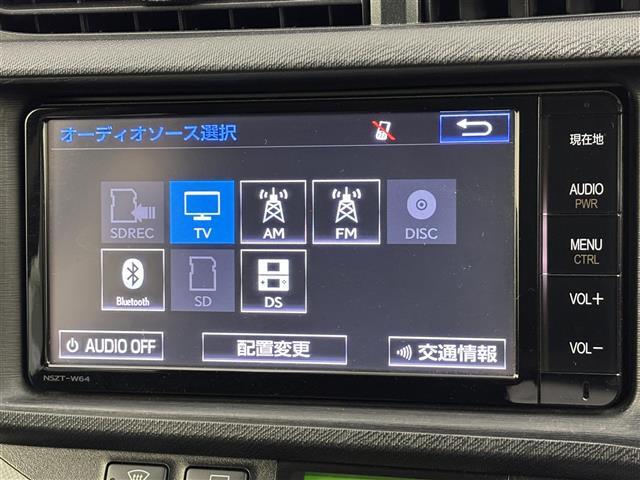 アクア Ｓ　純正ナビ／ＢＴ／フルセグＴＶ　バックカメラ　ＥＴＣ　プッシュスタート　スマートキー　電動格納式ドアミラー　ＥＣＯモード　ＥＶモード　ドアバイザー　純正１５インチアルミホイール　社外フロアマット（4枚目）