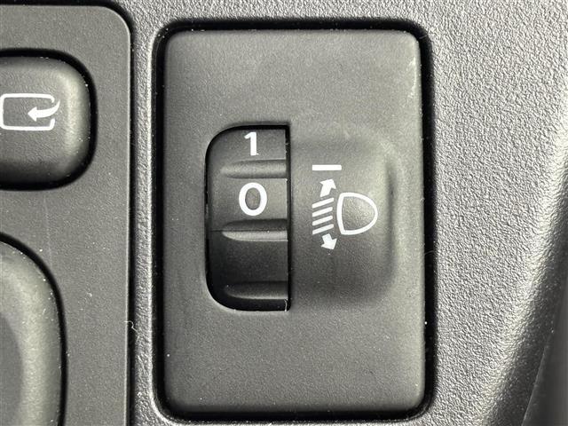 アクア Ｓ　純正ナビ／ＢＴ／フルセグＴＶ　バックカメラ　ＥＴＣ　プッシュスタート　スマートキー　電動格納式ドアミラー　ＥＣＯモード　ＥＶモード　ドアバイザー　純正１５インチアルミホイール　社外フロアマット（8枚目）