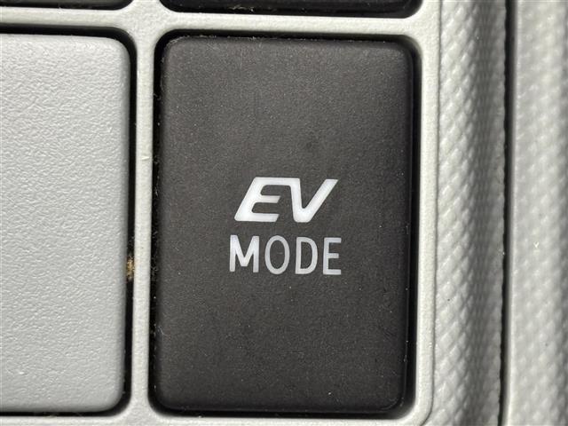 アクア Ｓ　純正ナビ／ＢＴ／フルセグＴＶ　バックカメラ　ＥＴＣ　プッシュスタート　スマートキー　電動格納式ドアミラー　ＥＣＯモード　ＥＶモード　ドアバイザー　純正１５インチアルミホイール　社外フロアマット（11枚目）