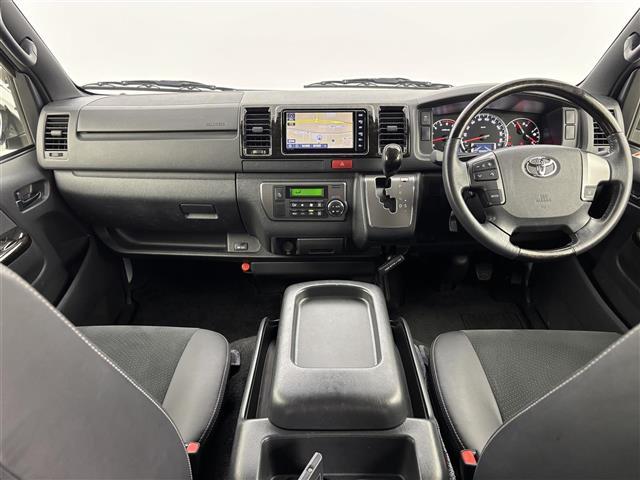 ハイエースバン スーパーＧＬ　ダーク　プライムＩＩ　後席モニター　純正ナビ／フルセグＴＶ　バックカメラ　ベッドキット　ビルトインＥＴＣ　衝突被害軽減ブレーキ　レーンキープ　両側電動スライドドア　排出ガス浄化装置　プッシュスタート　社外１５インチＡＷ（2枚目）