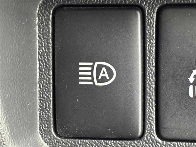 ハイエースバン スーパーＧＬ　ダーク　プライムＩＩ　後席モニター　純正ナビ／フルセグＴＶ　バックカメラ　ベッドキット　ビルトインＥＴＣ　衝突被害軽減ブレーキ　レーンキープ　両側電動スライドドア　排出ガス浄化装置　プッシュスタート　社外１５インチＡＷ（12枚目）