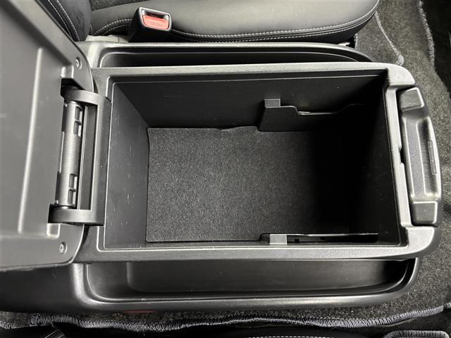 ハイエースバン スーパーＧＬ　ダーク　プライムＩＩ　後席モニター　純正ナビ／フルセグＴＶ　バックカメラ　ベッドキット　ビルトインＥＴＣ　衝突被害軽減ブレーキ　レーンキープ　両側電動スライドドア　排出ガス浄化装置　プッシュスタート　社外１５インチＡＷ（33枚目）