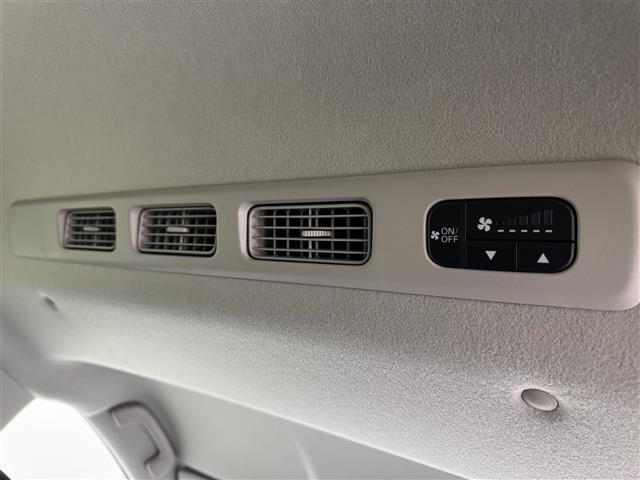 フリード ｅ：ＨＥＶエアー　ＥＸ　登録済未使用車　純正９型ナビ　バックカメラ　ホンダセンシング　レーダークルコン　衝突軽減ブレーキ　レーンキープ　アクセル踏み間違い防止　ＢＳＭ　両側電動スライドドア　シートヒーター　純正１５インチＡＷ（32枚目）