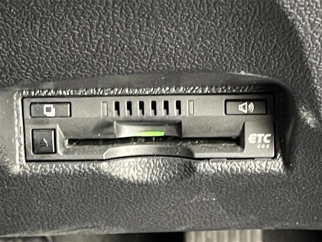 プリウス Ｓセーフティプラス　純正９型ナビ（ＣＤ　ＤＶＤ　ＢＴ　フルセグＴＶ）　バックカメラ　ビルトインＥＴＣ　ドライブレコーダー　トヨタセーフティセンス　プリクラッシュセーフティ　レーンキープアシスト　オートハイビーム（13枚目）