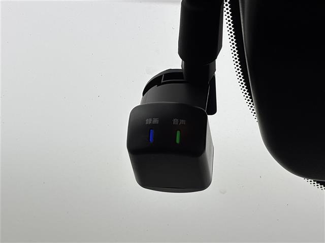 ノート Ｘ　純正ナビ　全方位カメラ　エマージェンシーブレーキ　レーンアシスト　ＢＳＭ　プロパイロット　アイドリングストップ　ドライブモード　デジタルルームミラー　置くだけ充電　ＥＴＣ　ドラレコ　純正アルミホイール（12枚目）