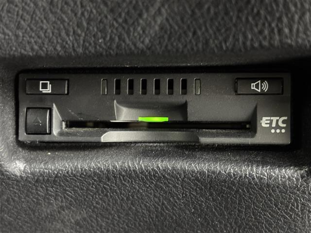 シエンタ Ｇ　純正ナビ／フルセグＴＶ／ＢＴ　全方位　両側パワースライドドア　ビルトインＥＴＣ　衝突軽減　レーンキープ　コーナーセンサー　横滑り防止　アイドリング　オートハイビーム　ＬＥＤ　革巻きステアリング（8枚目）