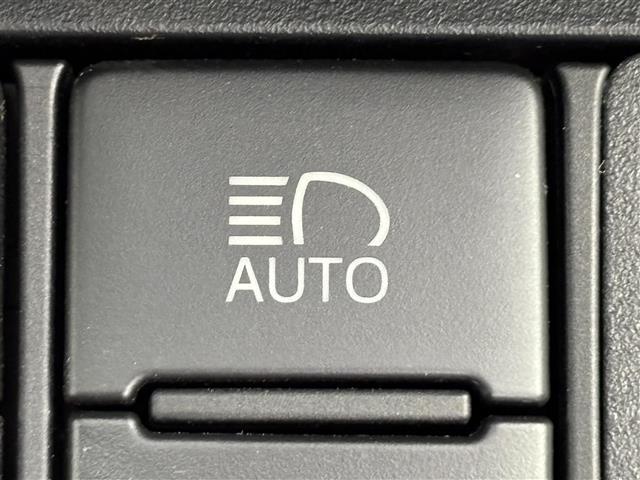 シエンタ Ｇ　クエロ　純正７型ナビ　全方位カメラ　衝突軽減ブレーキ　車線逸脱警報　オートハイビーム　ハーフレザーシート　両側電動スライドドア　　プッシュスタート　純正１５インチアルミ　ＥＴＣ　ＬＥＤヘッドライト　フォグ（9枚目）