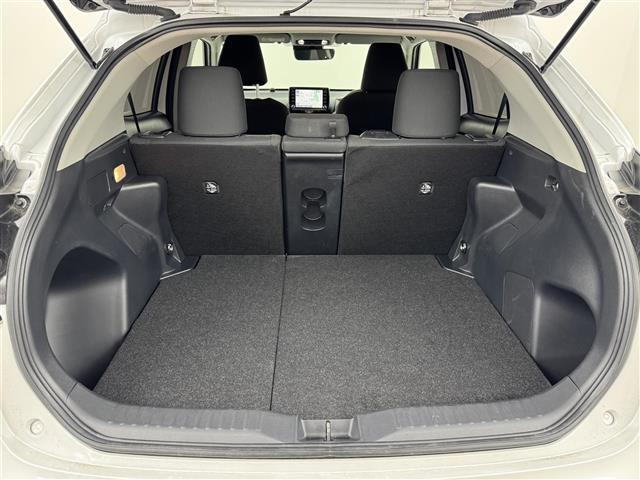 ヤリスクロス ハイブリッドＧ　純正ディスプレイオーディオ　ナビキット　全方位カメラ　プリクラッシュセーフティ　ＬＴＡ　ＡＨＢ　レーダークルーズコントロール　ＢＳＭ　ソナー　電動パーキングブレーキ　ＥＴＣ２．０　純正アルミ（17枚目）