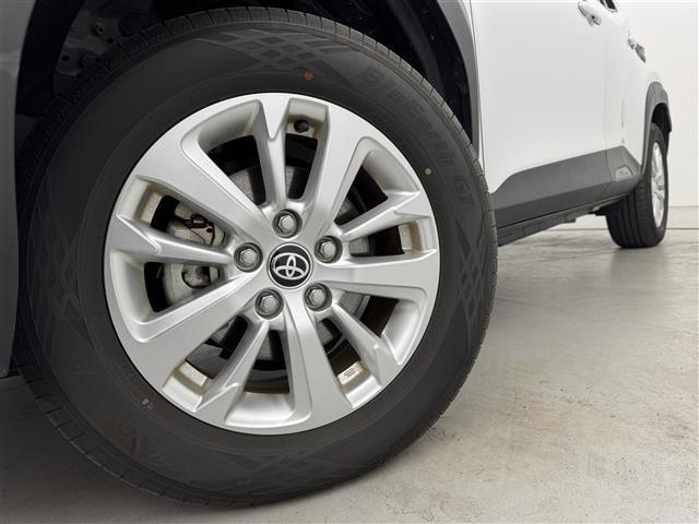 ヤリスクロス ハイブリッドＧ　純正ディスプレイオーディオ　ナビキット　全方位カメラ　プリクラッシュセーフティ　ＬＴＡ　ＡＨＢ　レーダークルーズコントロール　ＢＳＭ　ソナー　電動パーキングブレーキ　ＥＴＣ２．０　純正アルミ（42枚目）