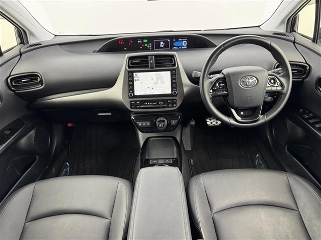 プリウス Aツーリングセレクション・ブラックエディション TRDエアロ 純正ディスプレイオーディオ ナビキット フルセグ 全方位カメラ パワーシート シートヒーター AC100Vコンセント パーキングアシスト HUD 衝突軽減 LDA ソナー BSM ETC(3枚目)