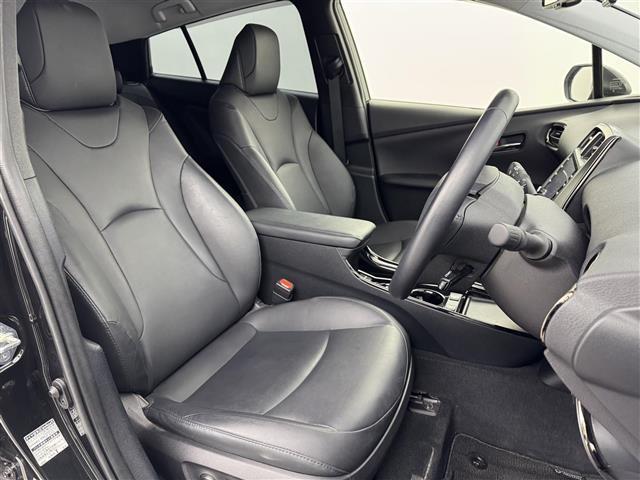 プリウス Aツーリングセレクション・ブラックエディション TRDエアロ 純正ディスプレイオーディオ ナビキット フルセグ 全方位カメラ パワーシート シートヒーター AC100Vコンセント パーキングアシスト HUD 衝突軽減 LDA ソナー BSM ETC(15枚目)