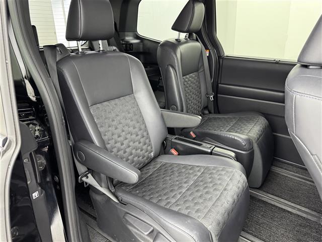 ヴォクシー Ｓ－Ｚ　後席モニター　純正ナビ　全方位　デジタルルームミラー　両側パワースライドドア　ドラレコ　ＥＴＣ　ＢＳＭ　衝突軽減　レーダークルコン　レーンキープ　コーナーセンサー　パワーバックドア　パーキングアシスト（15枚目）