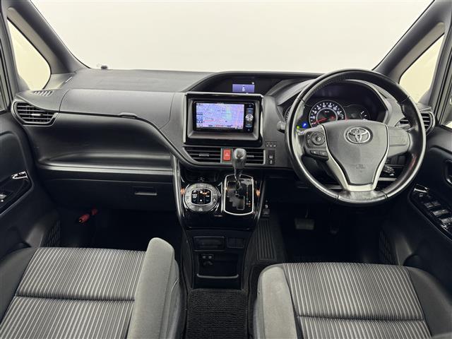 ヴォクシー ＺＳ　社外ナビ／フルセグＴＶ／ＢＴ　バックカメラ　片側パワースライドドア　ＥＴＣ　クルコン　衝突軽減　レーンキープ　横滑り防止　オートハイビーム　アイドリング　アクセル踏み間違い　純正１６インチＡＷ　ＬＥＤ（2枚目）