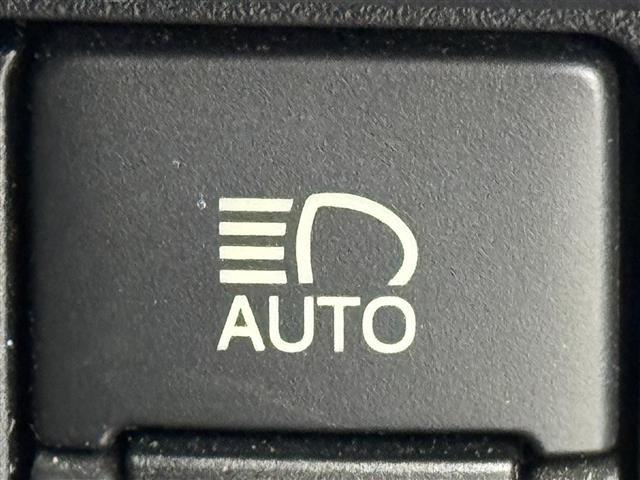 ヴォクシー ＺＳ　社外ナビ／フルセグＴＶ／ＢＴ　バックカメラ　片側パワースライドドア　ＥＴＣ　クルコン　衝突軽減　レーンキープ　横滑り防止　オートハイビーム　アイドリング　アクセル踏み間違い　純正１６インチＡＷ　ＬＥＤ（11枚目）