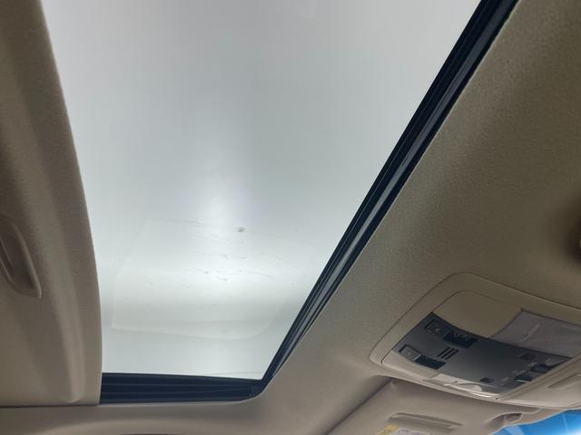 【サンルーフ】開放的な空間でドライブを楽しみませんか？車内には爽やかな風や太陽の穏やかな光が差し込みます☆